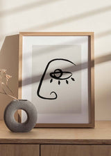 decoración con cuadros, ideas - Cuadro de rostro abstracto en blanco y negro con fondo ligeramente beige. Una ilustración que encagará muy bien dentro de estilos minimalistas.