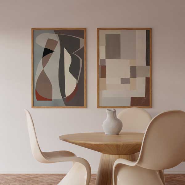 Conjunto de dois quadros com formas abstratas recortadas e blocos geométricos em bege, creme, cinzento taupe, castanho e terracota, num estilo abstrato equilibrado e depurado. Disponível em kudeko.com