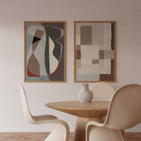 Set aus zwei Wandbildern mit ausgeschnittenen abstrakten Formen und geometrischen Flächen in Beige, Creme, Taupe, Braun und Terrakotta, im ausgewogenen abstrakten Stil. Erhältlich auf kudeko.com
