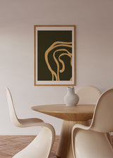 Cuadro con formas abstractas sinuosas en beige sobre fondo verde oliva oscuro, líneas orgánicas amplias y composición serena de estilo abstracto. Disponible en kudeko.com