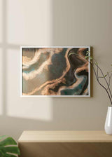 Horizontales Wandbild mit fließenden Formen in Petrolgrün, Dunkelblau, Sandbeige, Schwarz und goldfarbenen Details, abstrakte Komposition mit moderner und einnehmender Wirkung. Erhältlich auf kudeko.com