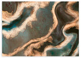 Horizontales Wandbild mit fließenden Formen in Petrolgrün, Dunkelblau, Sandbeige, Schwarz und goldfarbenen Details, abstrakte Komposition mit moderner und einnehmender Wirkung. Erhältlich auf kudeko.com