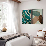 Cuadro con composición abstracta de formas fluidas en turquesa, verde esmeralda, blanco marfil y detalles dorados, de estilo abstracto. Disponible en kudeko.com