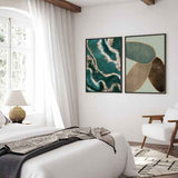 Cuadro con composición abstracta de formas fluidas en turquesa, verde esmeralda, blanco marfil y detalles dorados, de estilo abstracto. Disponible en kudeko.com