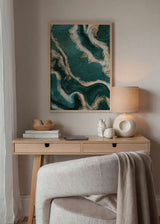 Cuadro decorativo de estilo abstracto y minimalista colocado en salón, composición abstracta fluida en verde y dorado, modelo Alcohol Ink Green Gold