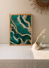 Cuadro con composición abstracta de formas fluidas en turquesa, verde esmeralda, blanco marfil y detalles dorados, de estilo abstracto. Disponible en kudeko.com