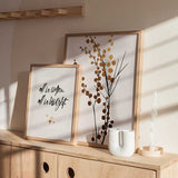 Cuadro con frase all is calm all is bright en caligrafía negra sobre fondo beige claro, con pequeñas estrellas doradas y estilo con frases. Disponible en kudeko.com