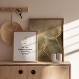Cuadro con frase inspiradora de Dalai Lama, texto negro sobre fondo beige y rama dorada de hojas, de estilo con frases. Disponible en kudeko.com