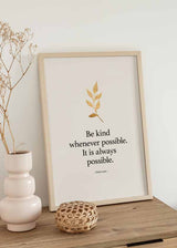 Cuadro con frase inspiradora de Dalai Lama, texto negro sobre fondo beige y rama dorada de hojas, de estilo con frases. Disponible en kudeko.com