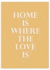 Cuadro con frase HOME IS WHERE THE LOVE IS en letras blancas sobre fondo beige cálido y corazón lineal fino, de estilo con frases. Disponible en kudeko.com