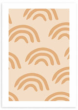 Quadro emoldurado com arco-íris repetidos em bege, areia e terracota suave sobre fundo creme, num estilo infantil moderno e equilibrado para quarto de bebé ou canto de brincadeira. Disponível em kudeko.com