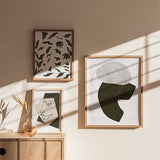 Cuadro con rostro femenino de línea continua, formas geométricas superpuestas en beige y verde oliva, composición serena de estilo abstracto. Disponible en kudeko.com