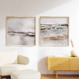 Cuadro cuadrado con paisaje abstracto en tonos beige, blanco roto, gris y óxido, con horizonte difuso y textura visual serena de estilo abstracto. Disponible en kudeko.com