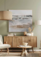 Cuadro cuadrado con paisaje abstracto en tonos beige, blanco roto, gris y óxido, con horizonte difuso y textura visual serena de estilo abstracto. Disponible en kudeko.com