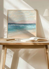 Cuadro cuadrado de playa con olas turquesa, orilla en tonos arena, horizonte oscuro y cielo crema con matices rosados, de estilo naturaleza y paisajes. Disponible en kudeko.com