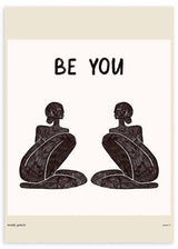 Quadro emoldurado com frase Be You, duas figuras femininas sentadas a preto sobre fundo bege claro, composição simétrica em estilo de ilustração simples. Disponível em kudeko.com