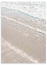 Quadro emoldurado de beira-mar com espuma branca, areia bege, subtis tons azul-turquesa e estilo natureza e paisagem sereno. Disponível em kudeko.com