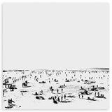 Cuadro cuadrado con escena de playa en blanco y negro, arena clara, horizonte difuso y pequeñas siluetas humanas dispersas, de estilo blanco y negro. Disponible en kudeko.com