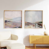Cuadro cuadrado con paisaje abstracto de campos y agua difusos en beige, malva, marrón y verde suave, de estilo abstracto. Disponible en kudeko.com