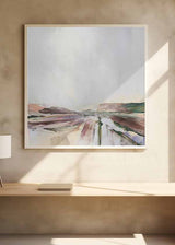Cuadro cuadrado con paisaje abstracto de campos y agua difusos en beige, malva, marrón y verde suave, de estilo abstracto. Disponible en kudeko.com