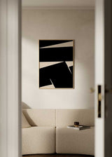 Tableau encadré avec formes angulaires noires et beige clair, fond sombre contrasté et style abstrait moderne pour décoration murale contemporaine. Disponible sur kudeko.com
