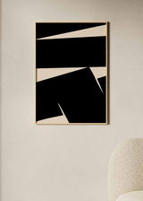Cuadro con formas angulares negras y beige claro, composición de alto contraste sobre fondo oscuro y estilo abstracto moderno. Disponible en kudeko.com