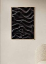 Tableau avec ondes abstraites en noir, gris et blanc, lignes fluides, effet de profondeur sur fond sombre et style abstrait contemporain. Disponible sur kudeko.com