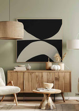 Quadro quadrado com formas curvas abstratas em preto e bege, composição simétrica contrastante e estética depurada de estilo abstrato para parede. Disponível em kudeko.com