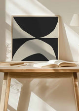 Quadro quadrado com formas curvas abstratas em preto e bege, composição simétrica contrastante e estética depurada de estilo abstrato para parede. Disponível em kudeko.com