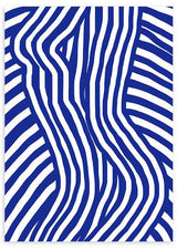 Gerahmtes Wandbild mit weiblicher Silhouette aus blauen und weißen Wellenlinien, starkem Kontrast, moderner grafischer Komposition und abstrakter zeitgenössischer Gestaltung. Erhältlich auf kudeko.com
