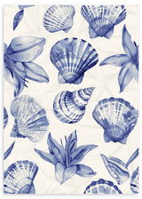 Cuadro de conchas marinas y hojas tropicales en tonos azul cobalto y azul suave sobre fondo blanco, de estilo ilustración. Disponible en kudeko.com