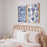 Cuadro de conchas marinas y hojas tropicales en tonos azul cobalto y azul suave sobre fondo blanco, de estilo ilustración. Disponible en kudeko.com