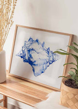Tableau horizontal avec grand coquillage marin détaillé en bleu cobalt, bleu clair et blanc, sur fond neutre, dans un style minimaliste et côtier. Disponible sur kudeko.com