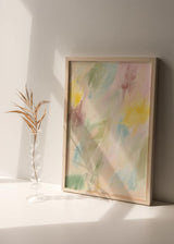 Cuadro con manchas difusas en amarillo suave, azul cielo, verde salvia y rosa empolvado, composición etérea de estilo abstracto. Disponible en kudeko.com