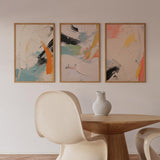 Abstraktes Wandbild mit gestischen Formen in Pudrig-Beige, Koralle, Senfgelb, Schwarz und Grau, im modernen und ausgewogenen Stil für stilvolle Wandgestaltung. Erhältlich auf kudeko.com