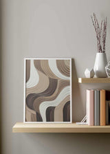 Quadro com formas onduladas sobrepostas em castanho, bege, creme e branco, composição abstrata de linhas curvas e efeito de profundidade visual equilibrado. Disponível em kudeko.com