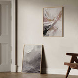 Tableau avec composition abstraite de traits fluides en blanc, beige, rose poudré, gris doux et noir, au style abstrait et à l’équilibre contemporain. Disponible sur kudeko.com
