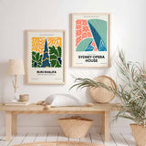 Gerahmtes Wandbild mit Burj Khalifa in Dunkelblau, grünen Blättern, gelben organischen Formen, hellem Hintergrund und urbanem Illustrationsstil mit klarer Typografie. Erhältlich auf kudeko.com