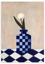 Wandbild mit blau weiß karierter Vase, weißer Blüte, dunklen Blättern, sanft beigem Hintergrund und zeitgenössischem Illustrationsstil. Erhältlich auf kudeko.com