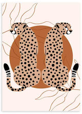Quadro com dois guepardos simétricos de perfil, em tons de areia, preto e terracota, fundo bege, folhas lineares e estilo animal contemporâneo. Disponível em kudeko.com
