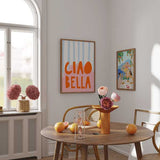 Cuadro con la frase CIAO BELLA en letras naranjas, nube rosa y fondo de rayas azul claro y blanco, de estilo con frases. Disponible en kudeko.com
