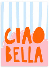 Cuadro con la frase CIAO BELLA en letras naranjas, nube rosa y fondo de rayas azul claro y blanco, de estilo con frases. Disponible en kudeko.com