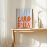 Cuadro con la frase CIAO BELLA en letras naranjas, nube rosa y fondo de rayas azul claro y blanco, de estilo con frases. Disponible en kudeko.com
