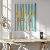 Cuadro con la frase Ciao Bella en letras amarillas y naranjas sobre fondo de rayas azul turquesa y crema, estilo con frases. Disponible en kudeko.com