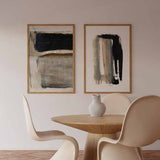 Quadro abstrato com composição de pinceladas largas sobrepostas em preto, bege, cinzento e branco, contraste marcado sobre fundo claro e estilo contemporâneo abstrato. Disponível em kudeko.com