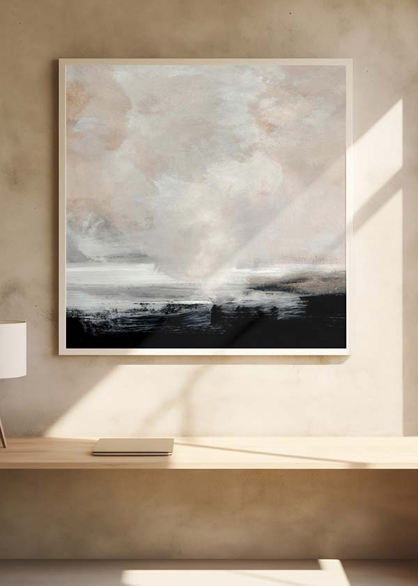 Cuadro cuadrado con nubes difusas sobre horizonte brumoso en tonos beige, gris, blanco y negro, de estilo abstracto. Disponible en kudeko.com