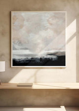 Quadratisches Wandbild mit diffusen Wolken über nebligem Horizont in Beige, Perlgrau, Weiß und Schwarz, im ruhigen abstrakten und zeitgenössischen Stil. Erhältlich auf kudeko.com