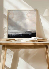 Quadratisches Wandbild mit diffusen Wolken über nebligem Horizont in Beige, Perlgrau, Weiß und Schwarz, im ruhigen abstrakten und zeitgenössischen Stil. Erhältlich auf kudeko.com