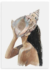 Quadro emoldurado com figura feminina de perfil a segurar uma grande concha marinha sobre o rosto, em tons de bege, areia, marfim, cinzento suave e preto, com estilo de ilustração costeiro. Disponível em kudeko.com