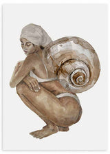 Gerahmtes Wandbild mit kauernder Frauenfigur, weißem Handtuch, großer Meeresmuschel, Beige-, Sand- und sanften Brauntönen, Illustrationsstil auf hellem Hintergrund. Erhältlich auf kudeko.com